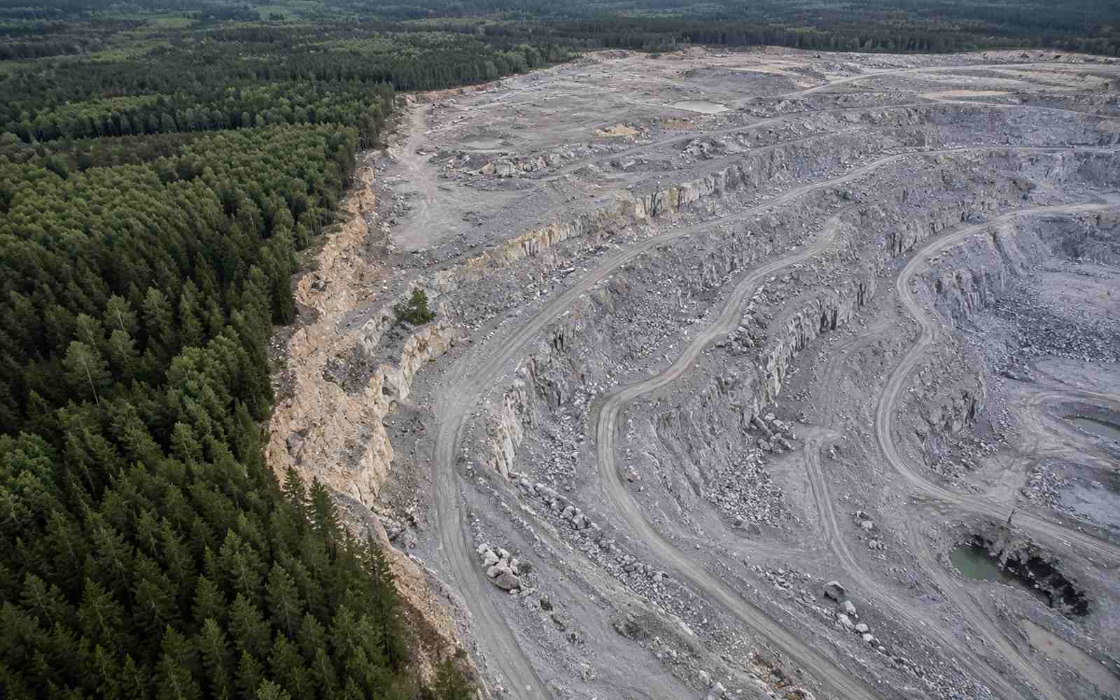 Граница горного отвода с воздуха: выработанная площадь и нетронутый лес